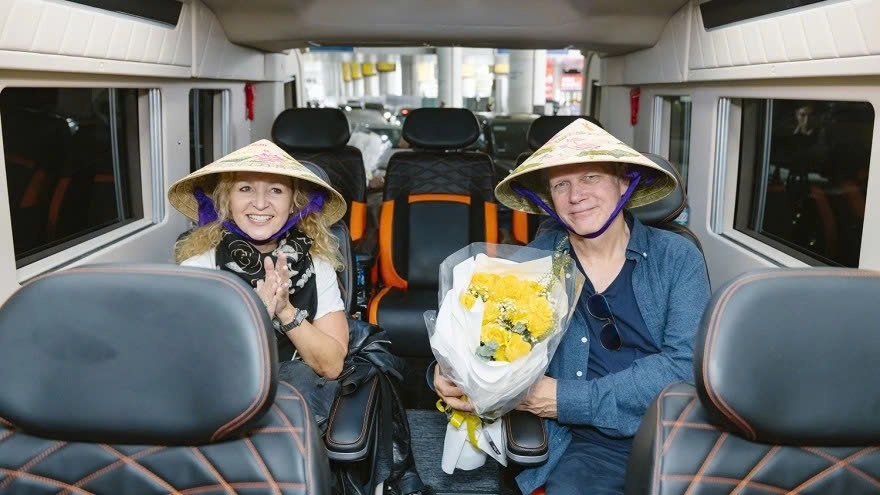 Secret Garden artists arrive in Hanoi for 30th anniversary world tour